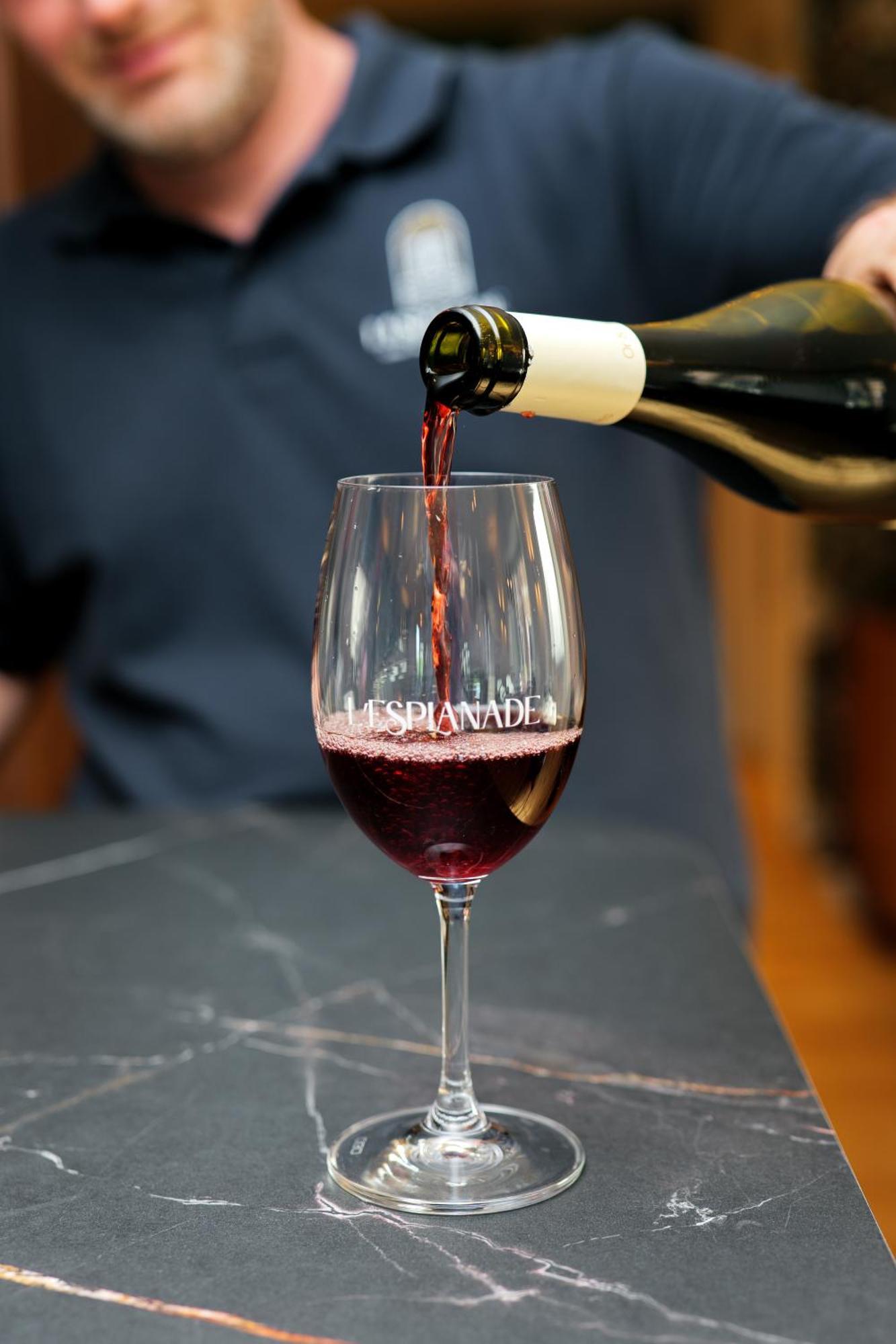 L'Esplanade Hotel Restaurant Bar A Vin Le Pellerin 外观 照片